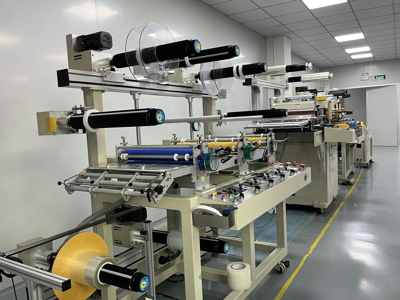 Máquina de troquelado adhesivo de precisión de KAWIN